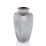 Vierkantvase aus Silber mit floralem Dekor