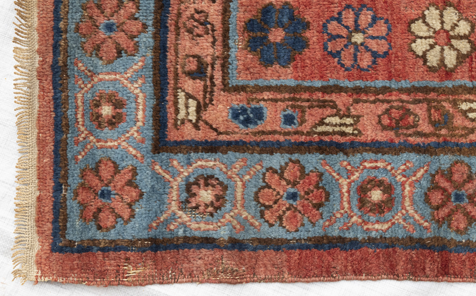 A KHOTAN RUG WITH MEDALLIONS - Image 4 of 8