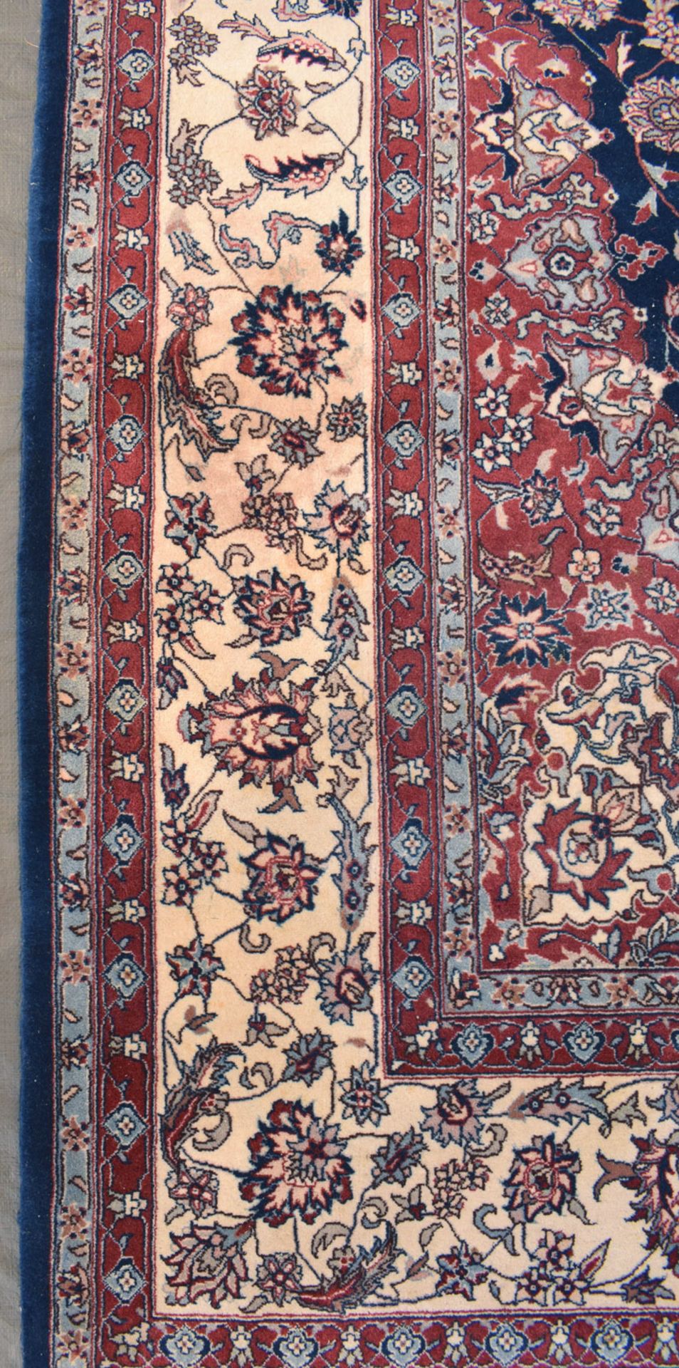 A SEMI-ANTIQUE CENTRAL MEDALLION CARPET - Image 4 of 7