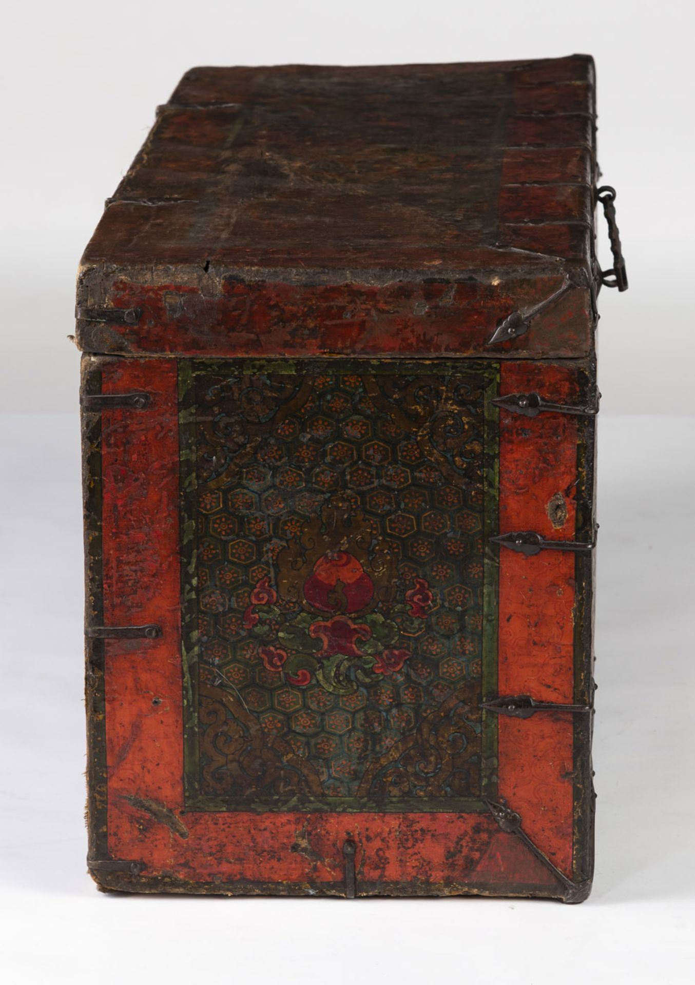 A POLYCHROME WOOD STORAGE TRUNK - Image 5 of 6