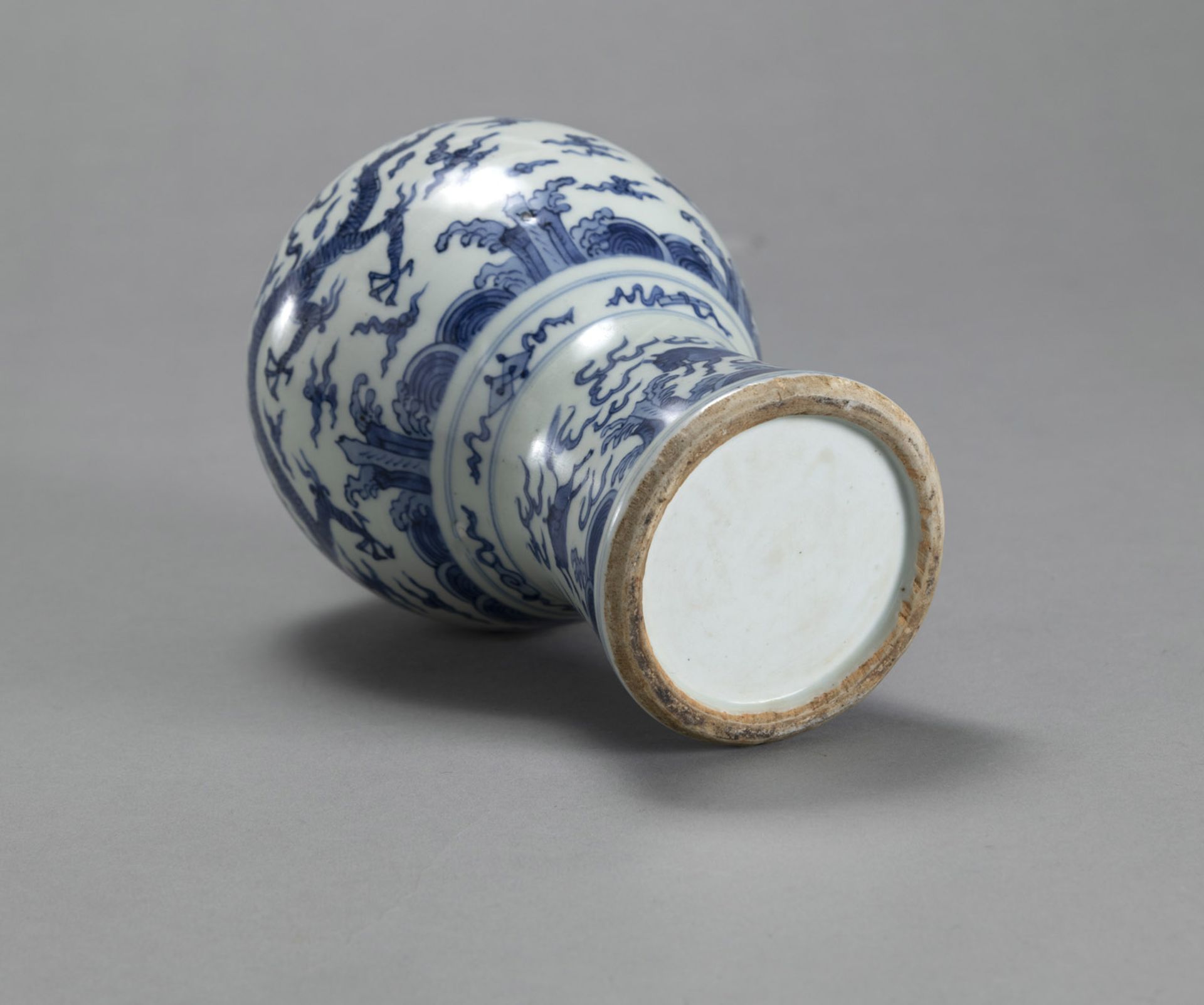 Porzellanvase in 'meiping'-Form mit blau-weißem Dekor eines Drachen und Phönix sowie Pferden - Bild 4 aus 4
