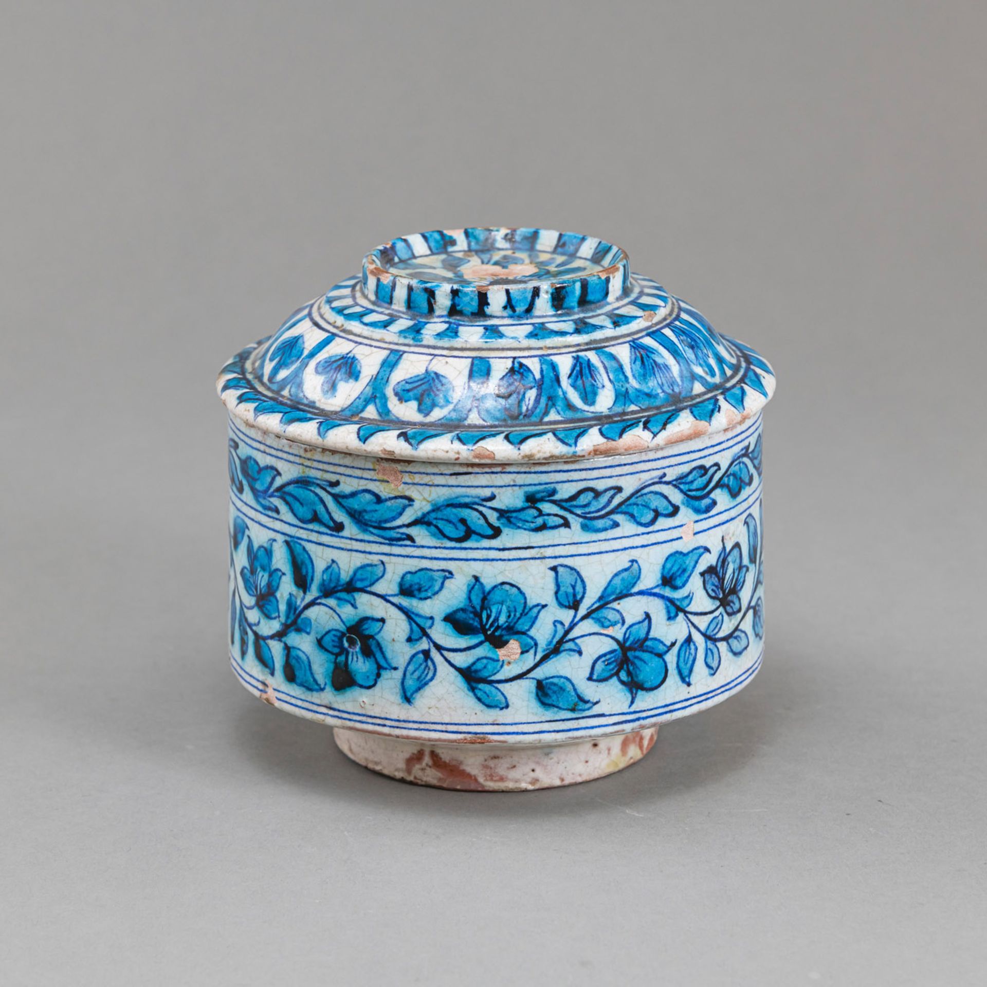 A GLAZED LIDDED POTTERY VESSEL WITH FLORAL DECORATION