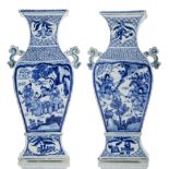 Paar rechteckige Balustervasen aus Porzellan mit seitlichen Handhaben und unterglasurblauem Floral-
