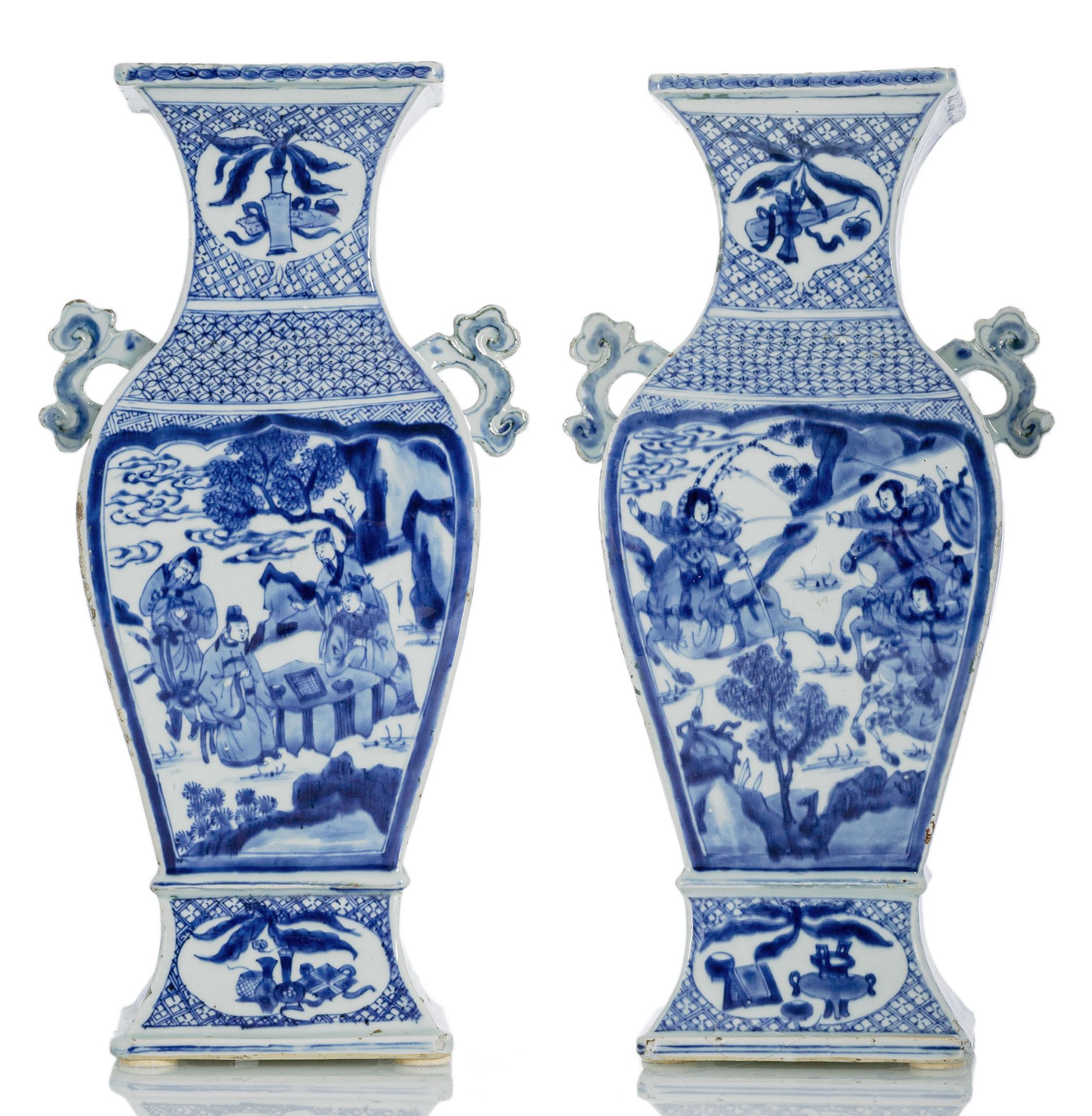 Paar rechteckige Balustervasen aus Porzellan mit seitlichen Handhaben und unterglasurblauem Floral-