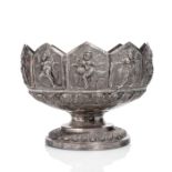 Gefußte Schale aus Silber in Blütenform mit umlaufendem, figuralen Dekor