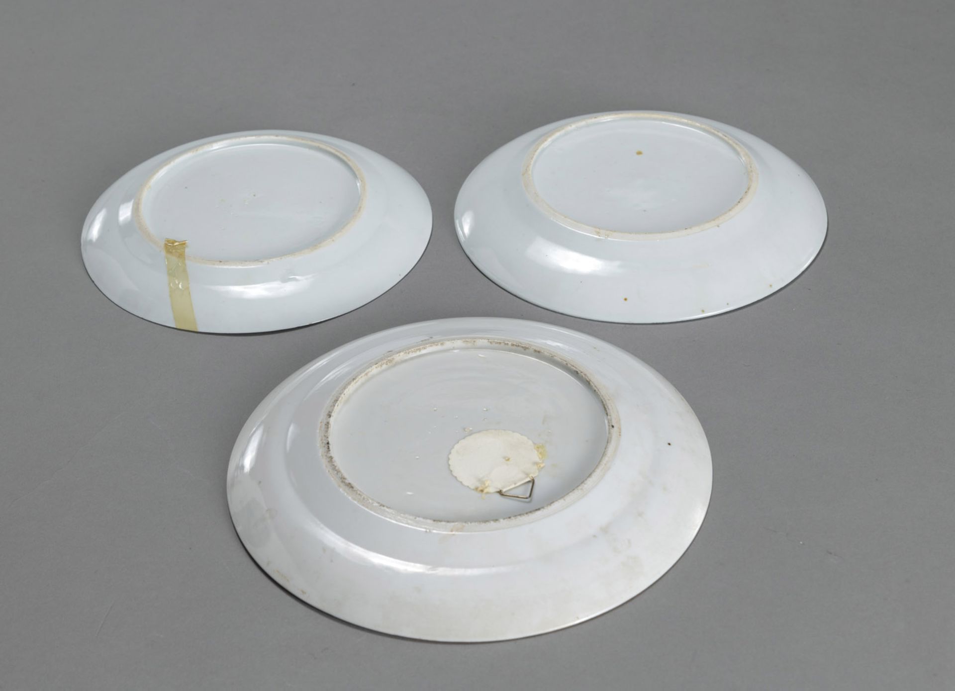 A GROUP OF EXPORT PORCELAIN DISHES AND CUPS - Image 4 of 4