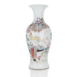 Balustervase aus Porzellan mit 'Famille rose'-Figurendekor