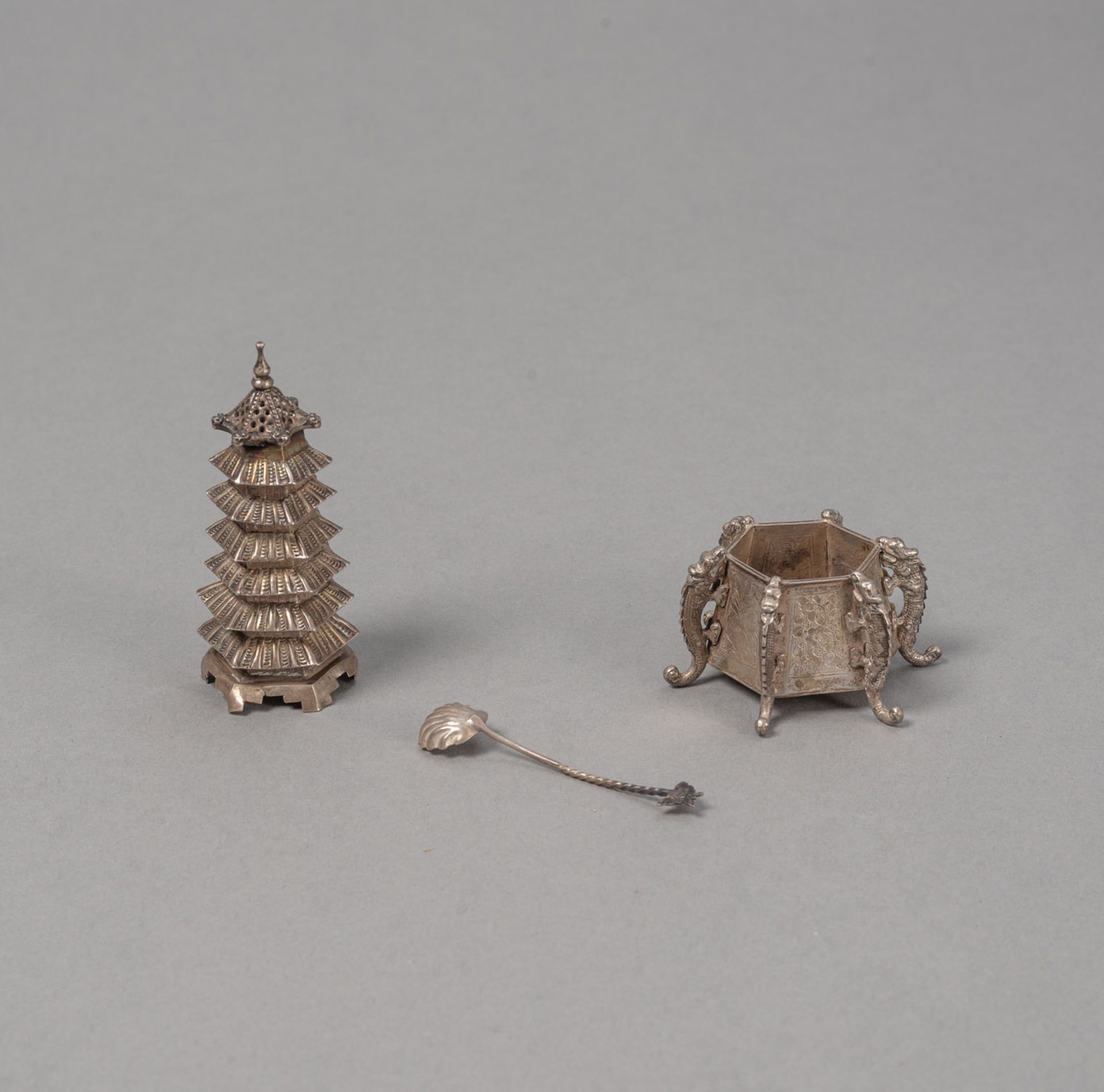 A SILVER SALT SHAKER IN THE SHAPE OF A PAGODA WITH COVER AND A SMALL BOWL WITH A SPOON - Image 2 of 3