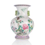 Gebauchte Porzellanvase mit bambusförmigen Handhaben und floralem 'Famille rose'-Dekor
