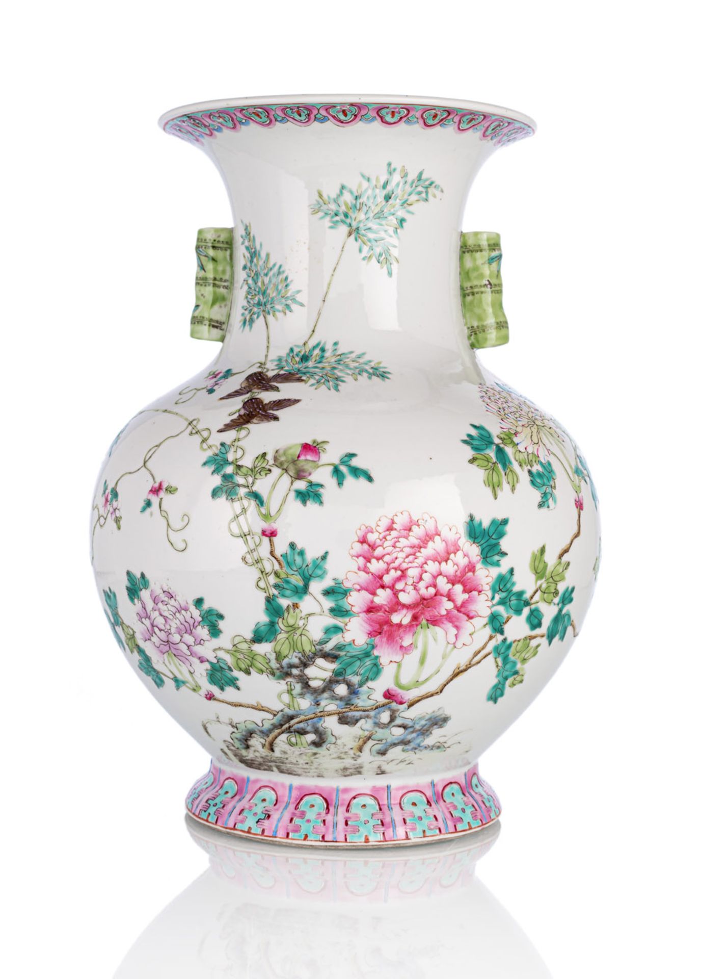 Gebauchte Porzellanvase mit bambusförmigen Handhaben und floralem 'Famille rose'-Dekor