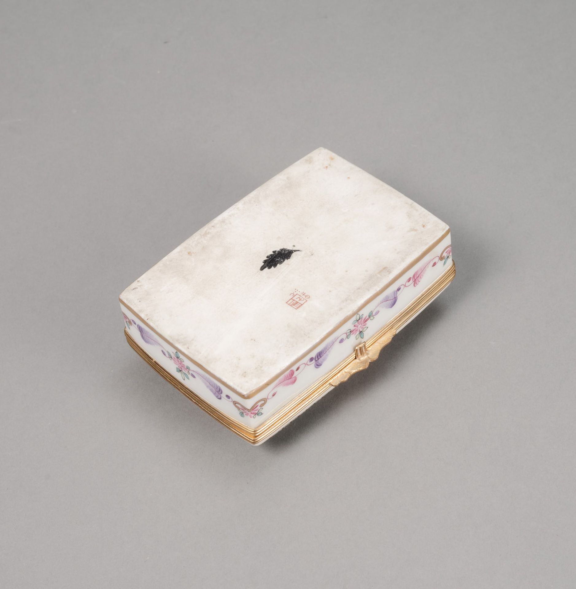 A RECTANGULAR LIDDED BOX WITH FLORAL DECORATION - Image 4 of 4