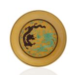 Drachen-Teller aus Porzellan mit 'su sancai'-Dekor von zwei Drachen, eine Flammenperle jagend