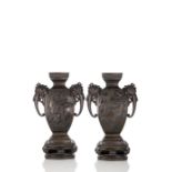 Paar feine Vasen aus Bronze in hohem Relief von Suzuki Chokichi (1848-1919)
