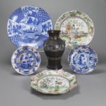 Zwei blütenförmige 'famille verte'-Teller mit Dame und Knaben, drei unterglasurblau dekorierte Tel