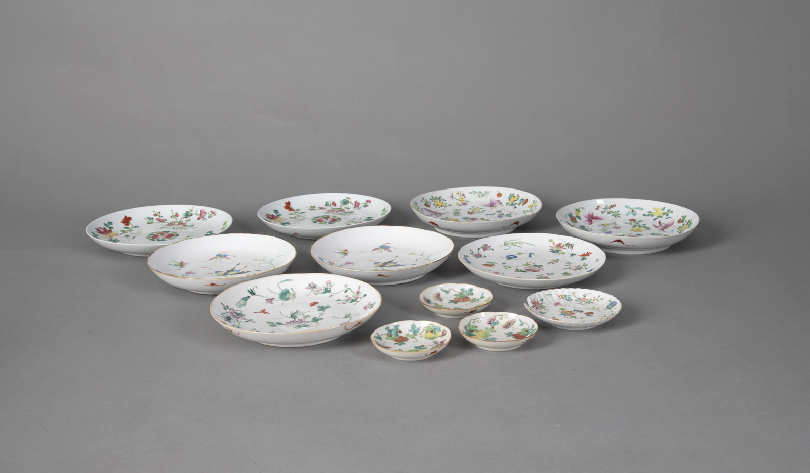 A GROUP OF TWELVE 'FAMILLE ROSE' PORCELAIN PLATES AND BOWLS WITH BUTTERFLY, FLOWER AND FRUIT DECORA - Image 2 of 3