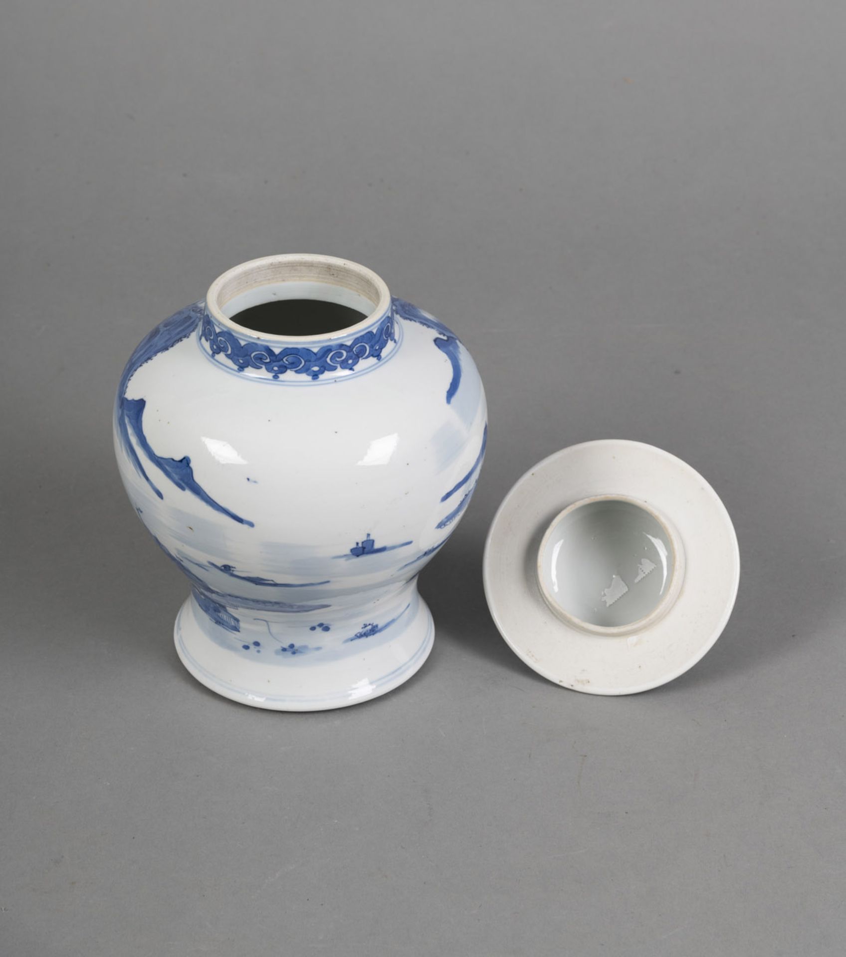 A BLUE AND WHITE PORCELAIN VASE AND COVER DEPICTING A SEA LANDSCAPE - Image 3 of 4