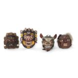 Vier dämonische, polychrom bemalte Holz- und Pappmaché-Masken