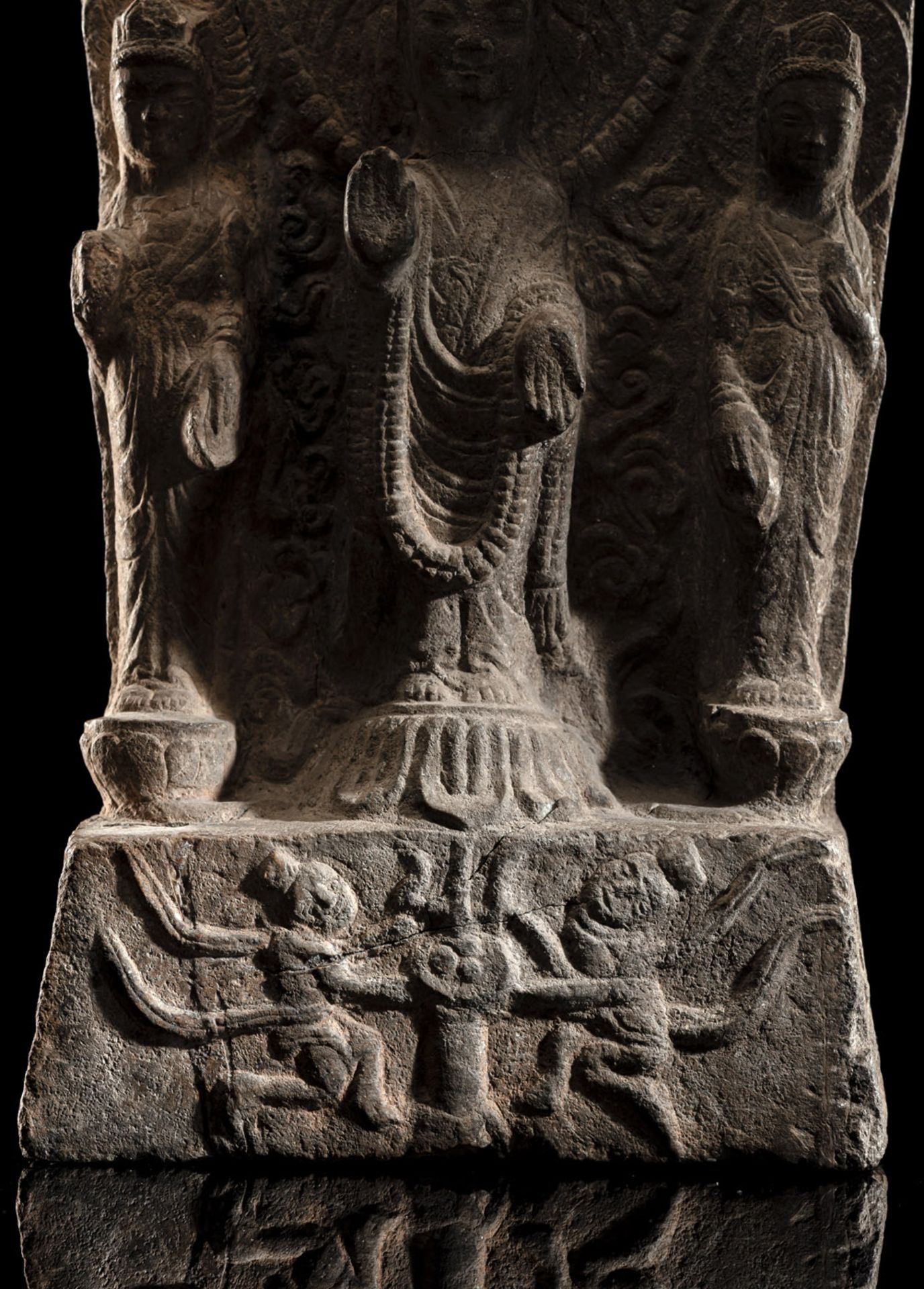 A RARE LIMESTONE STELE DEPICTING BUDDHA SHAKYAMUNI - Image 6 of 6
