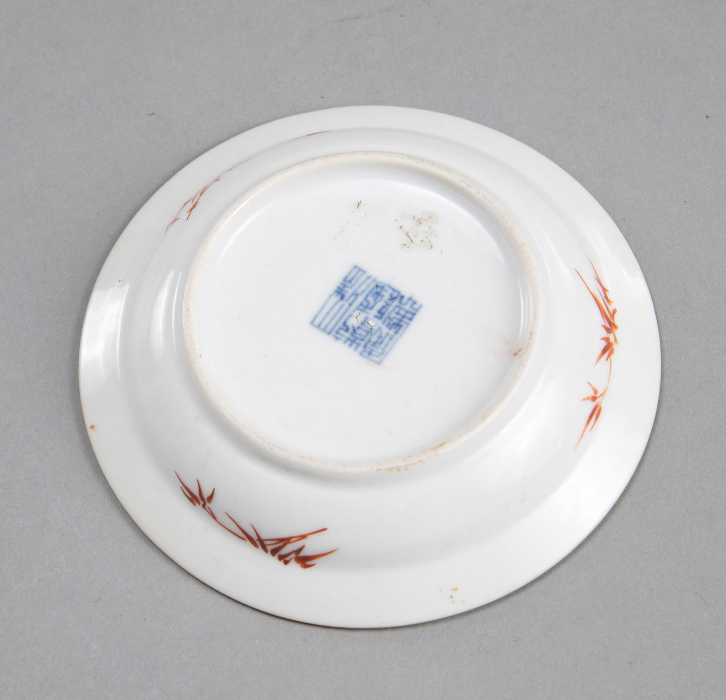 A SMALL REDDISH-BROWN GLAZED SAUCER WITH A 'SHOU' CHARACTER AND FOUR FLORAL MEDALLIONS IN POLYCHROM - Image 3 of 3