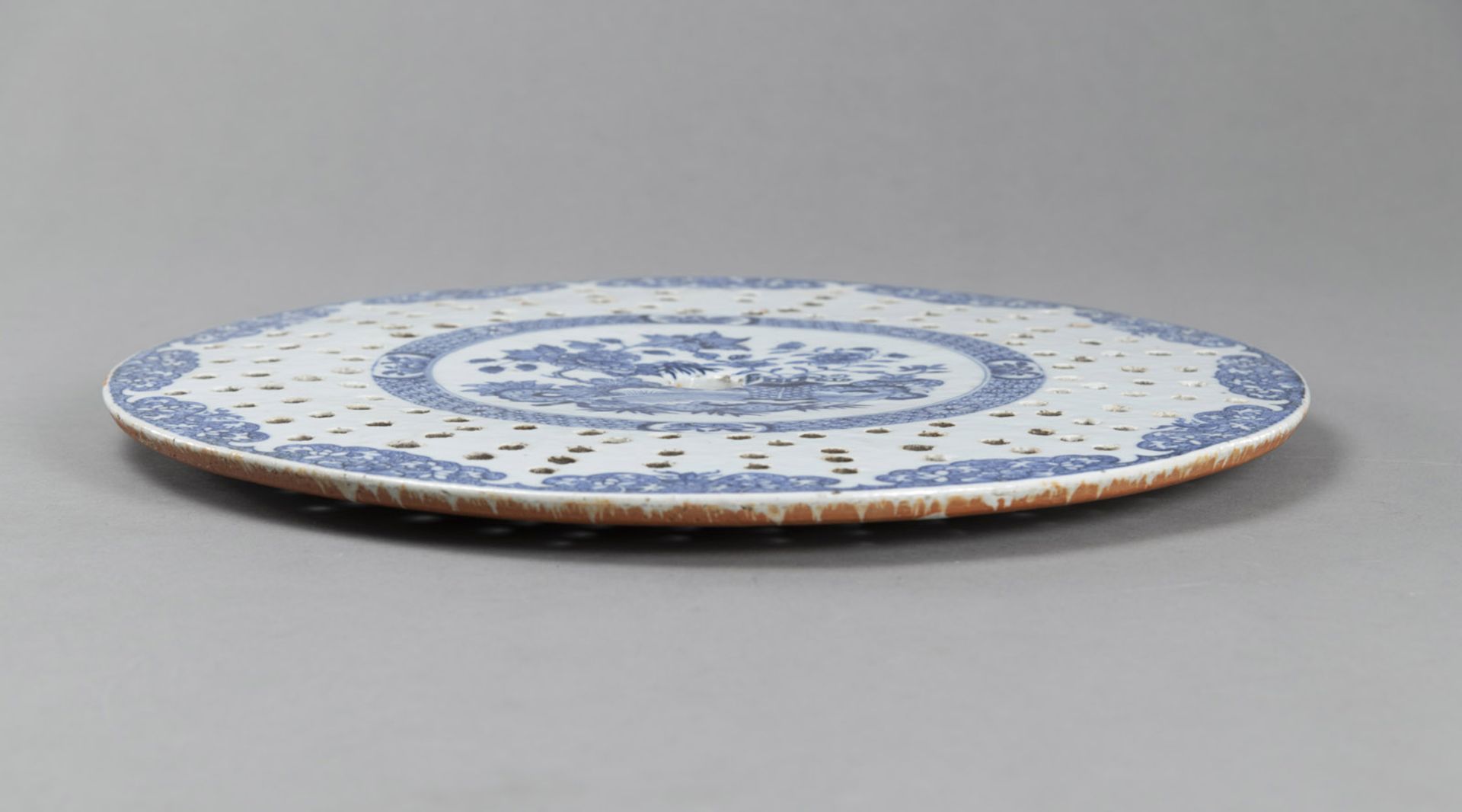 A CIRCULAR BLUE AND WHITE DRAINER WITH FLORAL DECORATION ON THREE SHORT FEET - Image 3 of 3