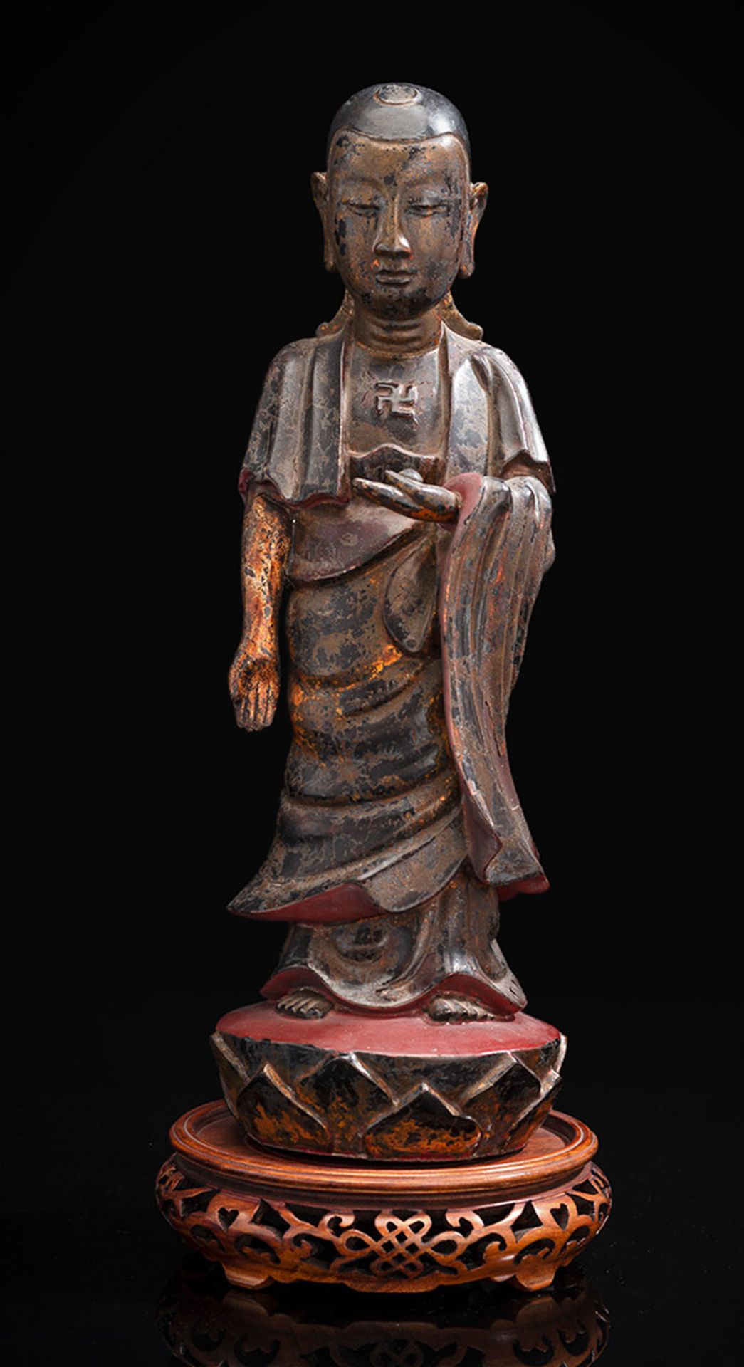 Skulptur eines Mönchs aus Holz mit goldfarbener und roter Lackfassung