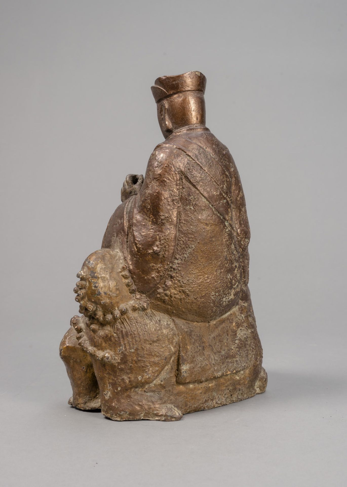 Bronze eines auf einem Fo-Löwen sitzenden Mönches - Bild 3 aus 4