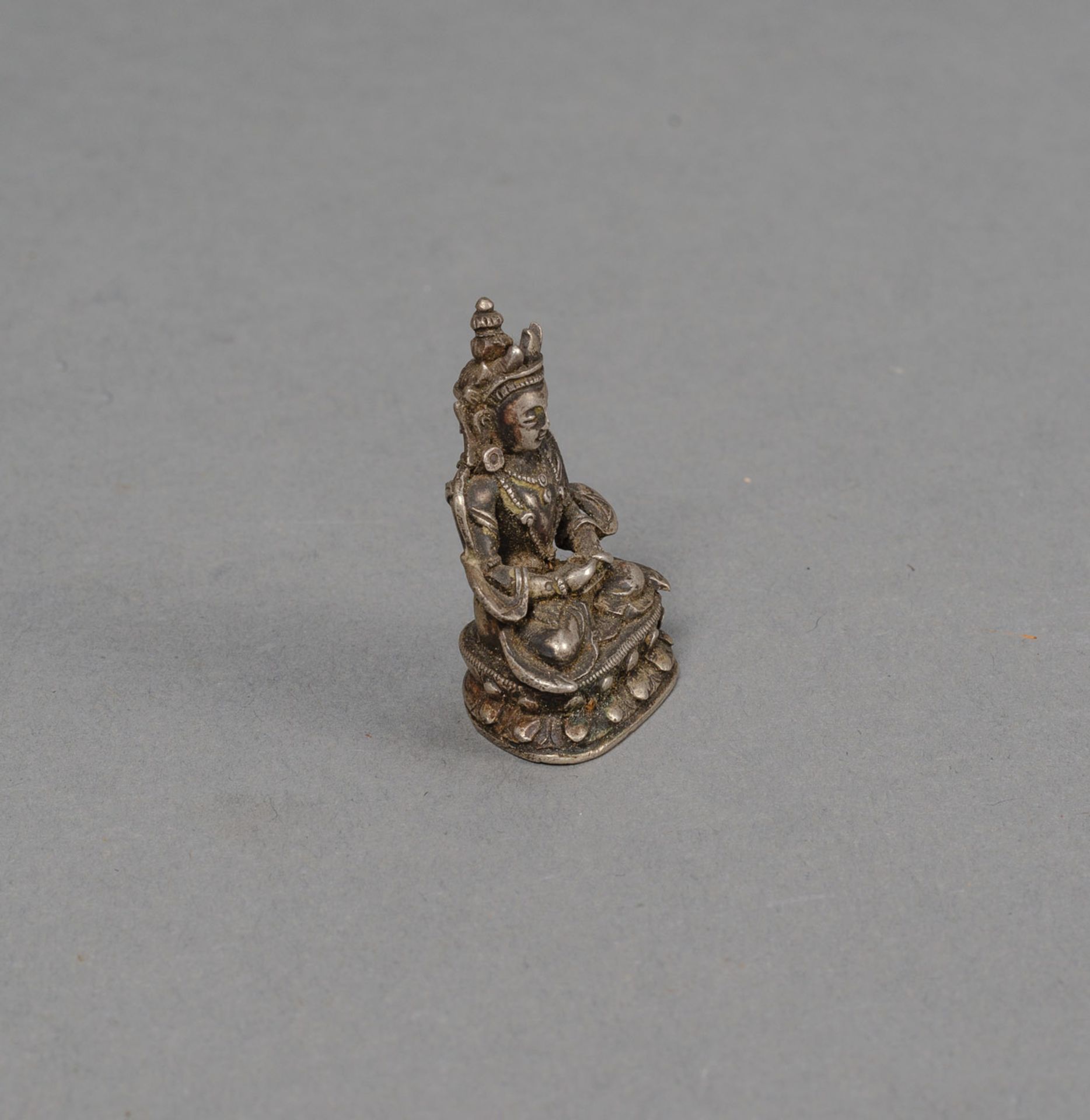 A MINIATURE BRONZE FIGURE OF AMITAYUS - Image 2 of 4