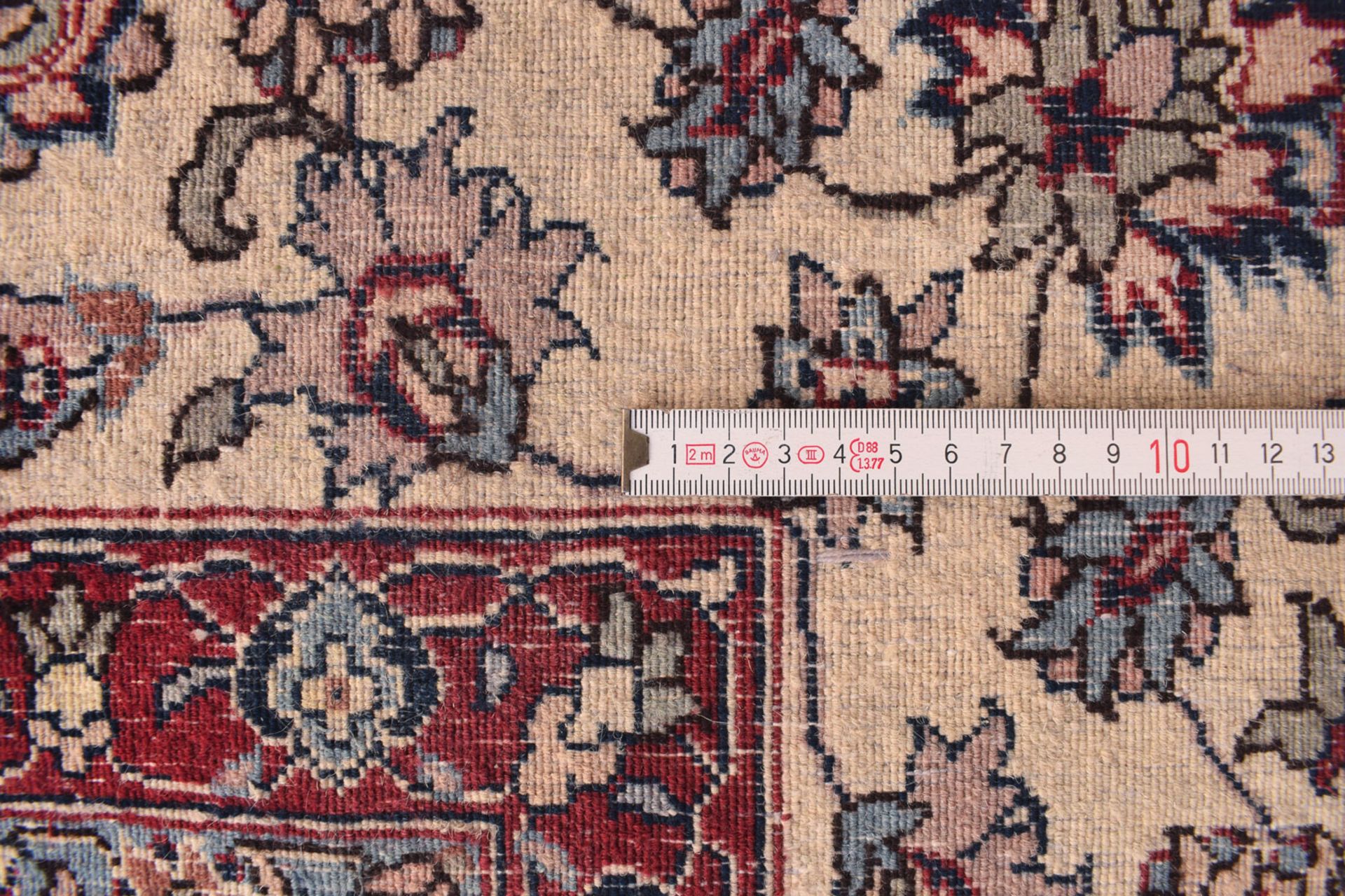 A SEMI-ANTIQUE CENTRAL MEDALLION CARPET - Image 7 of 7