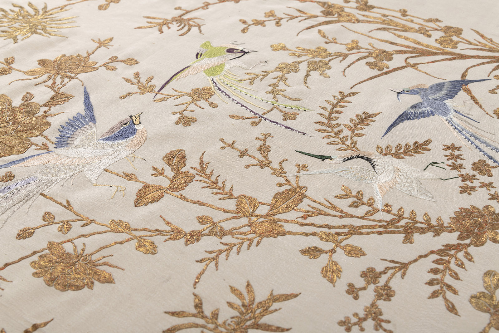 A BEDSPREAD WITH FLOWERS AND THE HUNDRED BIRDS - Image 5 of 6