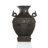 Feine 'hu'-förmige Vase aus Bronze mit Gold- und Silbereinlagen