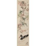 Zwei Malereien auf Papier: Kraniche über einer Kiefer bzw. Ente im Wasser unter Bambus und blühende