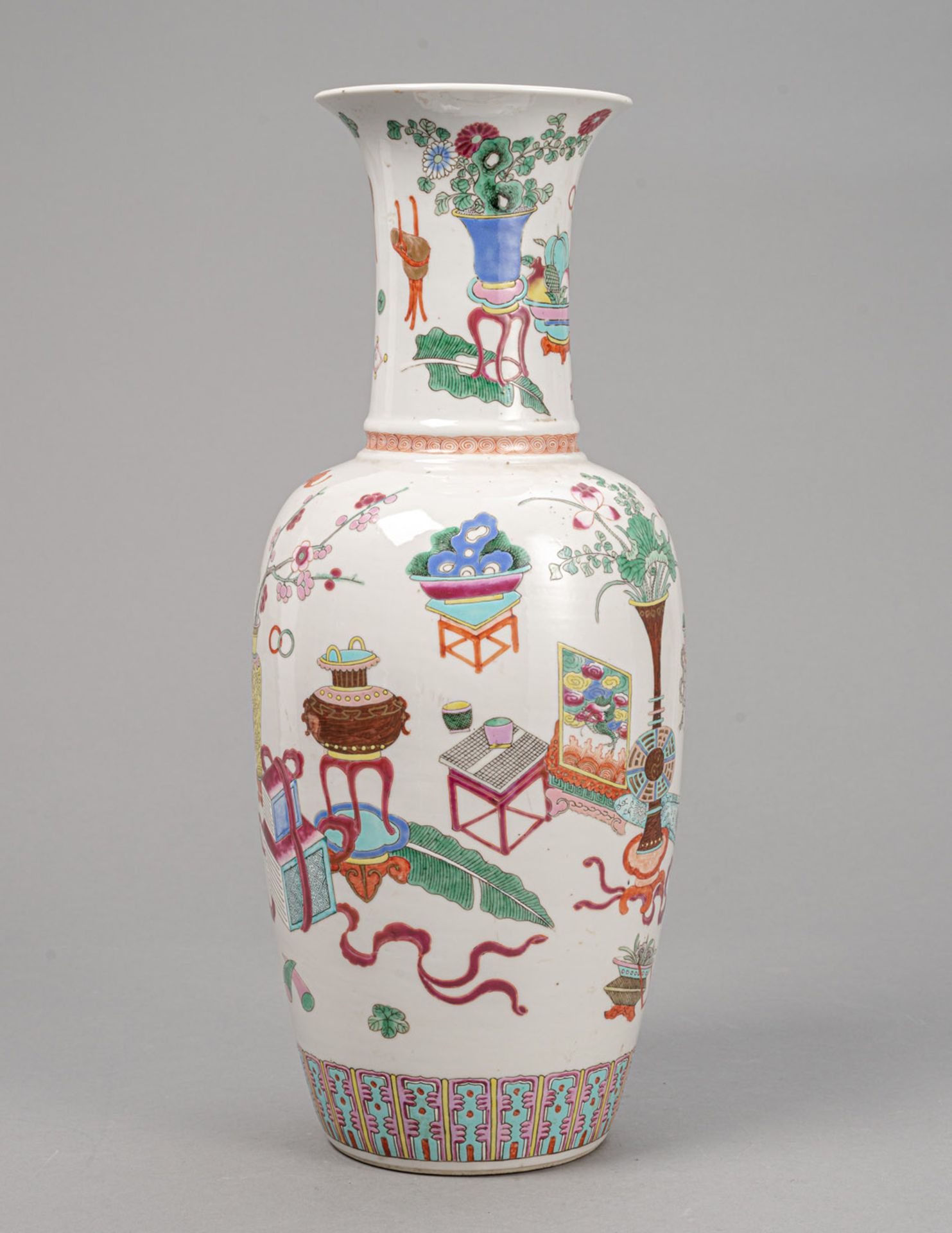 A 'FAMILLE ROSE' ANTIQUITIES PORCELAIN VASE - Image 3 of 4