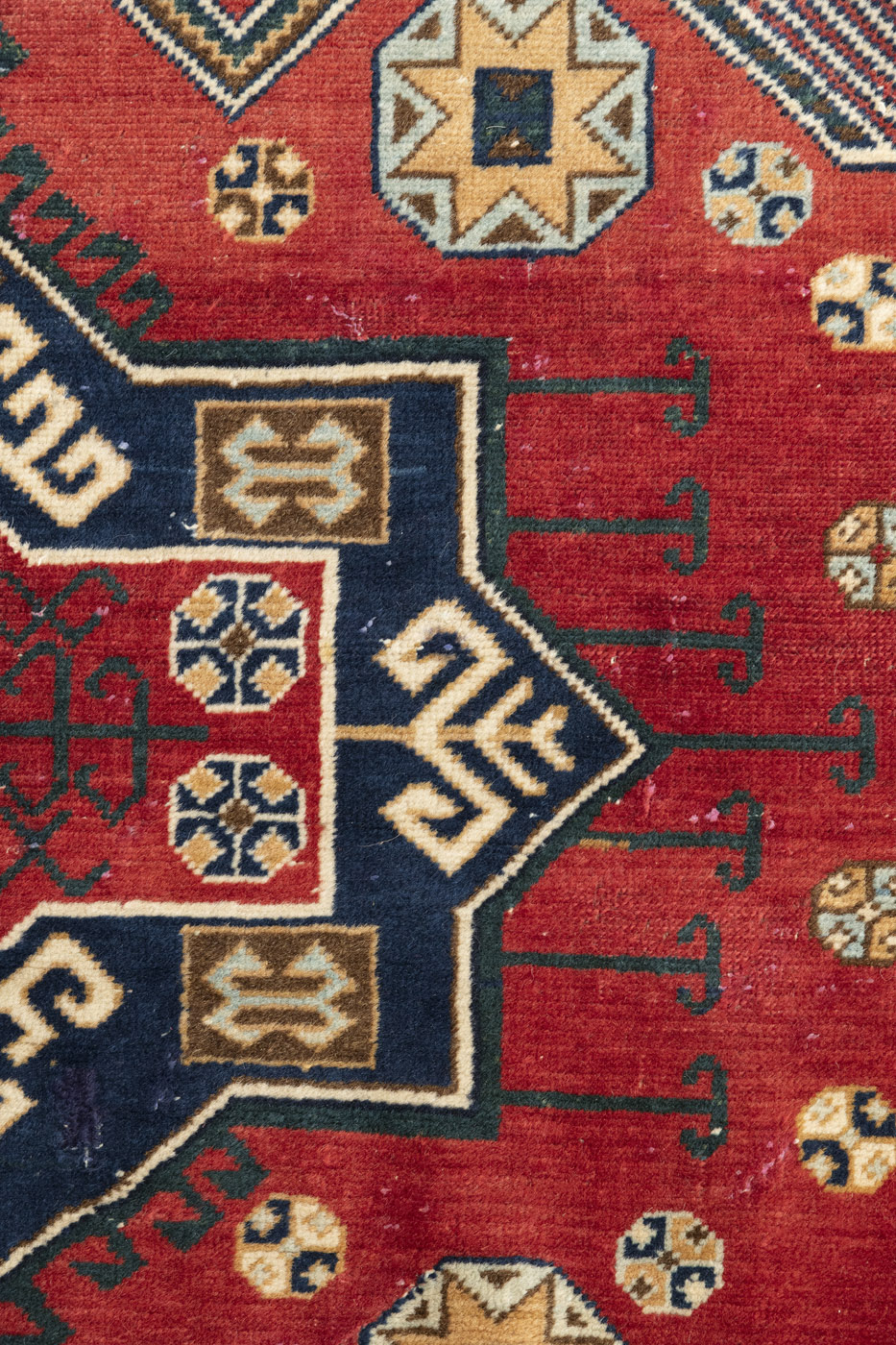 A SEMI ANTIQUE CARPET WITH CAUCASIAN FAKHRALO DESIGN - Image 3 of 6