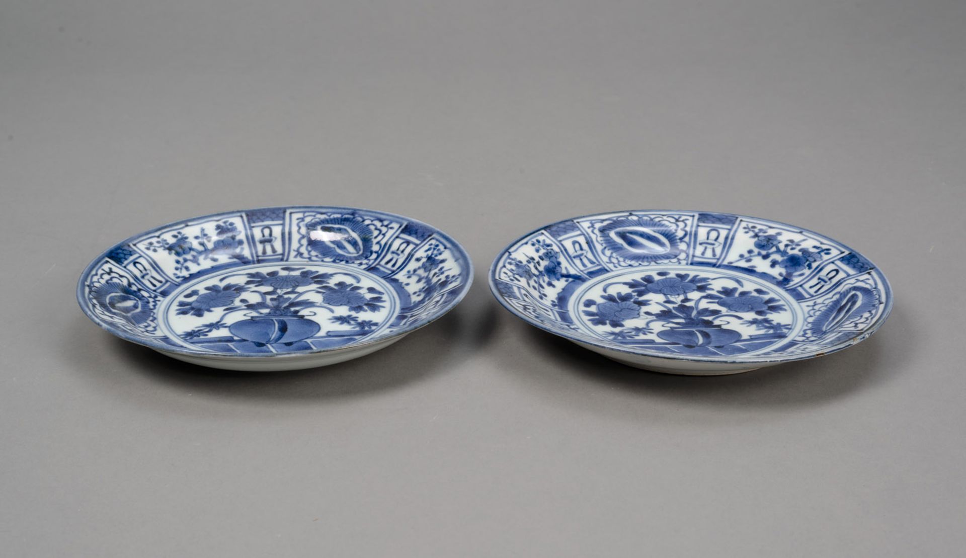 Paar Porzellanteller mit unterglasurblauem Blumenkorbdekor - Bild 2 aus 3