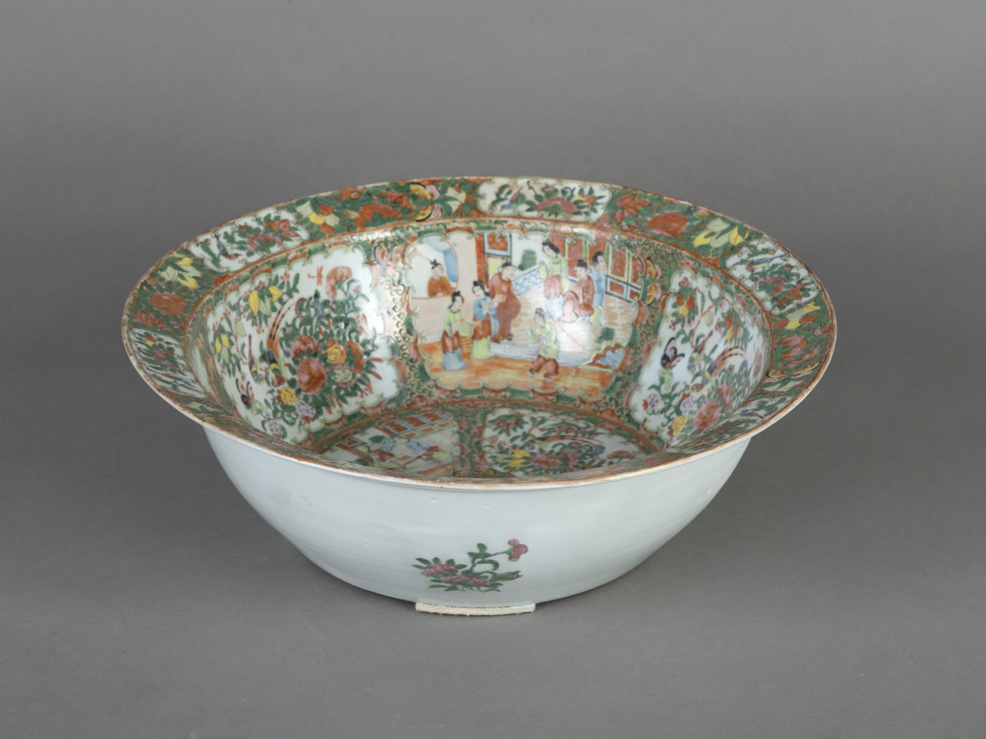 A LARGE 'FAMILLE ROSE' FIGURAL PORCELAIN BASIN - Image 3 of 5