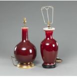 Zwei als Lampen montierte Vasen mit Ochsenblut-Glasur
