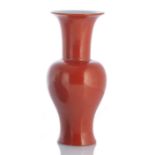 Kleine 'Yenyen'-Vase mit korallfarbener Glasur