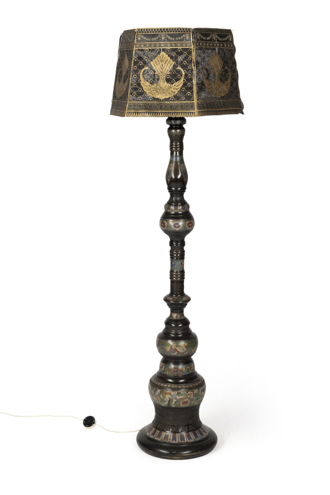 Große Cloisonné-Säule als Lampenfuß mit Vogel- und Blumendekor, dazu durchbrochener Lampenschirm