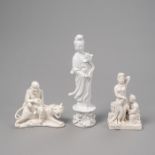 Drei 'Blanc-de-Chine'-Figuren, u. a. ein Luohan auf einem Tiger, Guanyin