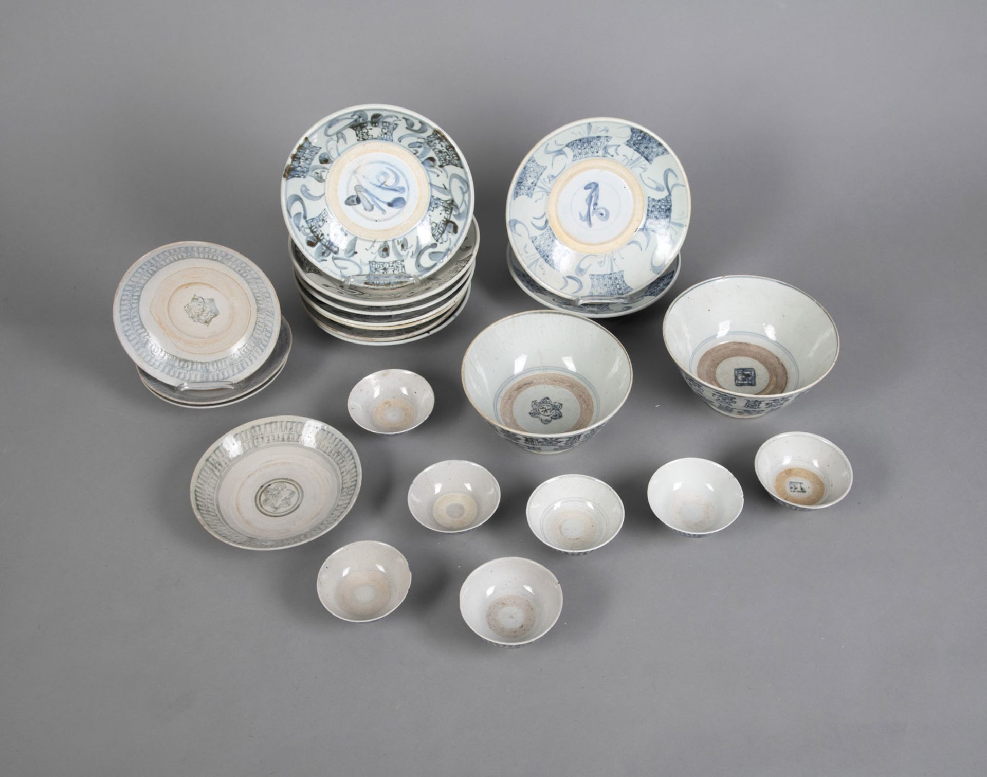 LOT OF BLUE AND WHITE PORCELAIN PIECES: 13 PLATE, TWO LARGE BOWLS AND SEVEN SMALL BOWLS - Image 2 of 3