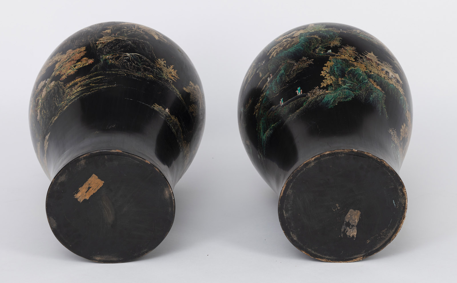 A PAIR OF LARGE GOLD- AND BLACK-LACQUER LANDSCAPE VASES, 'MEIPING' - Image 6 of 6