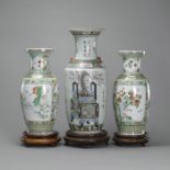 Große Antiquitätenvase und Paar 'famille verte'-Vasen aus Porzellan mit Blumendekor, jeweils mit Ho