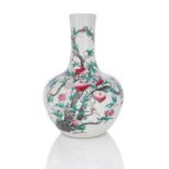 Große Kugelvase 'Tianqiuping' mit 'Famille rose'-Dekor von neun Pfirsichen