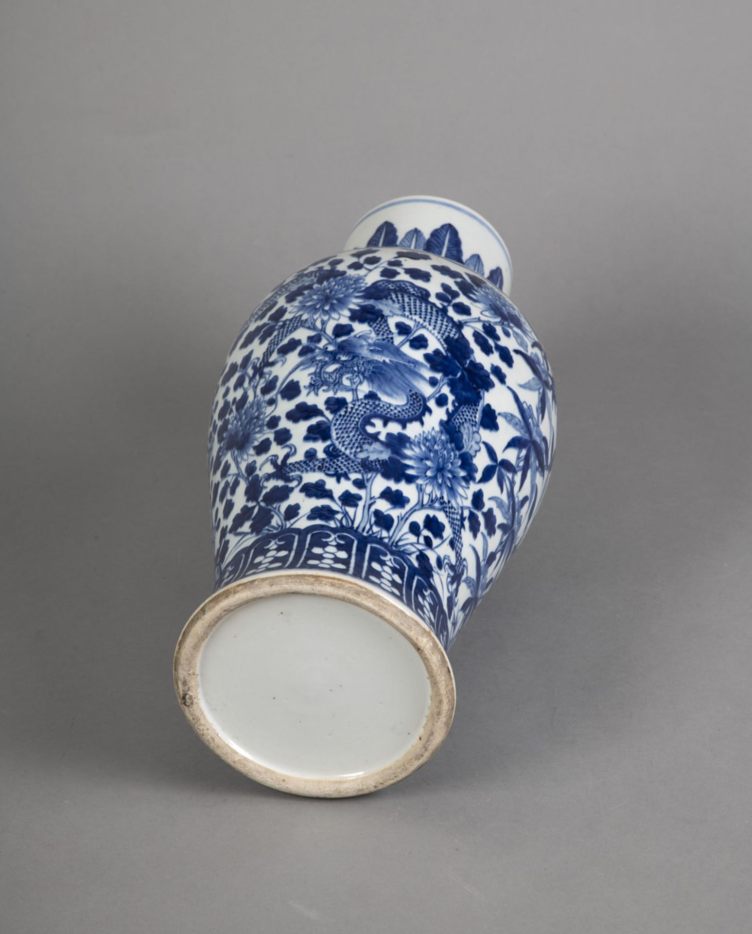 A LARGE BLUE AND WHITE FOUR-CLAWED DRAGONS AMIDST LOTUS SCROLLS PORCELAIN VASE - Image 4 of 4