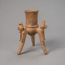 Dreibeiniges präkolumbisches Keramikgefäß