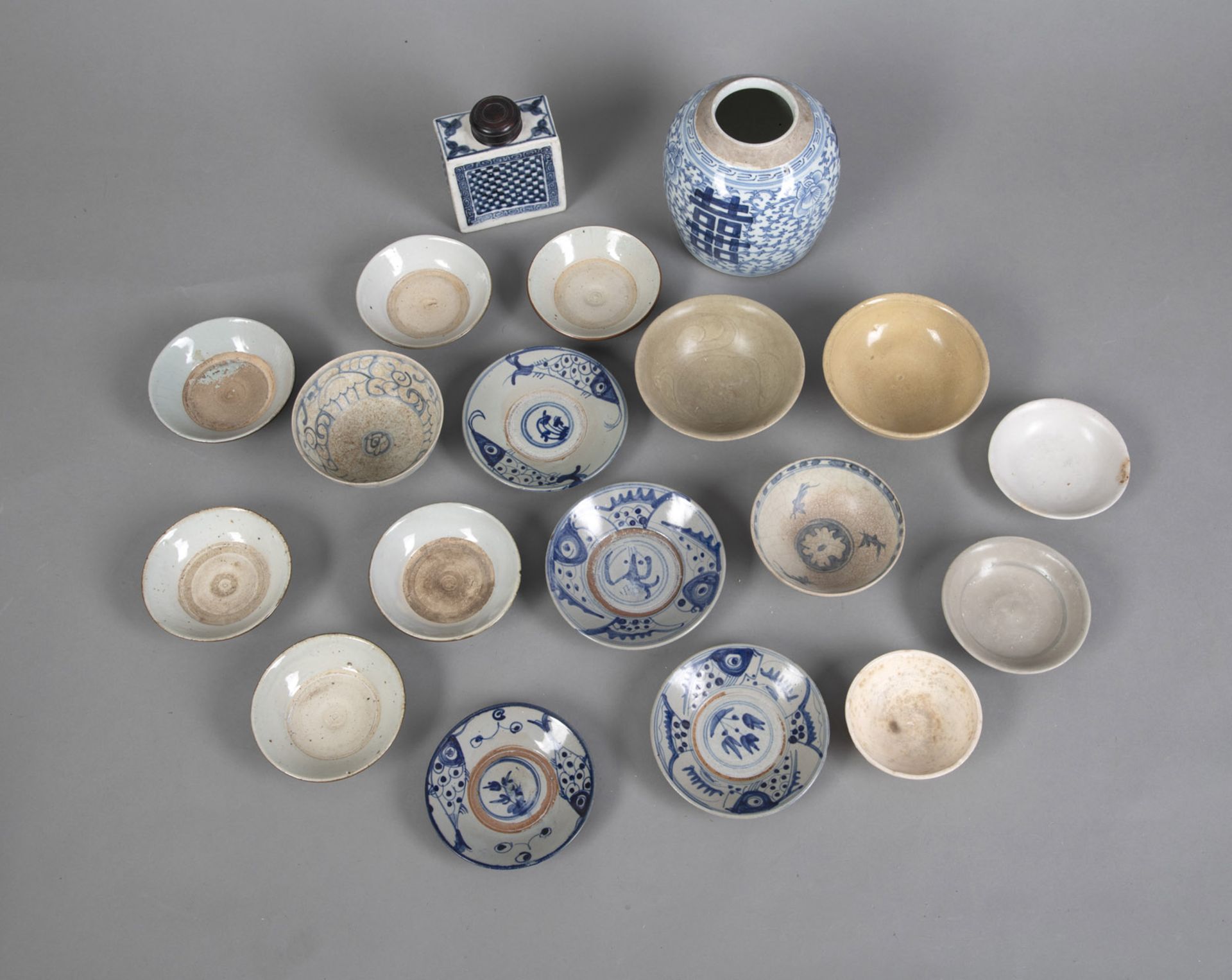 Konvolut Porzellan/Keramik: Vierkant-Teedose, 'Doppelglück'-Zeichen-Vase und 17 Schalen, teils in U - Bild 2 aus 3
