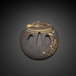 Tsuba aus Eisen mit Dekor in Kupfer und Goldtauschierung