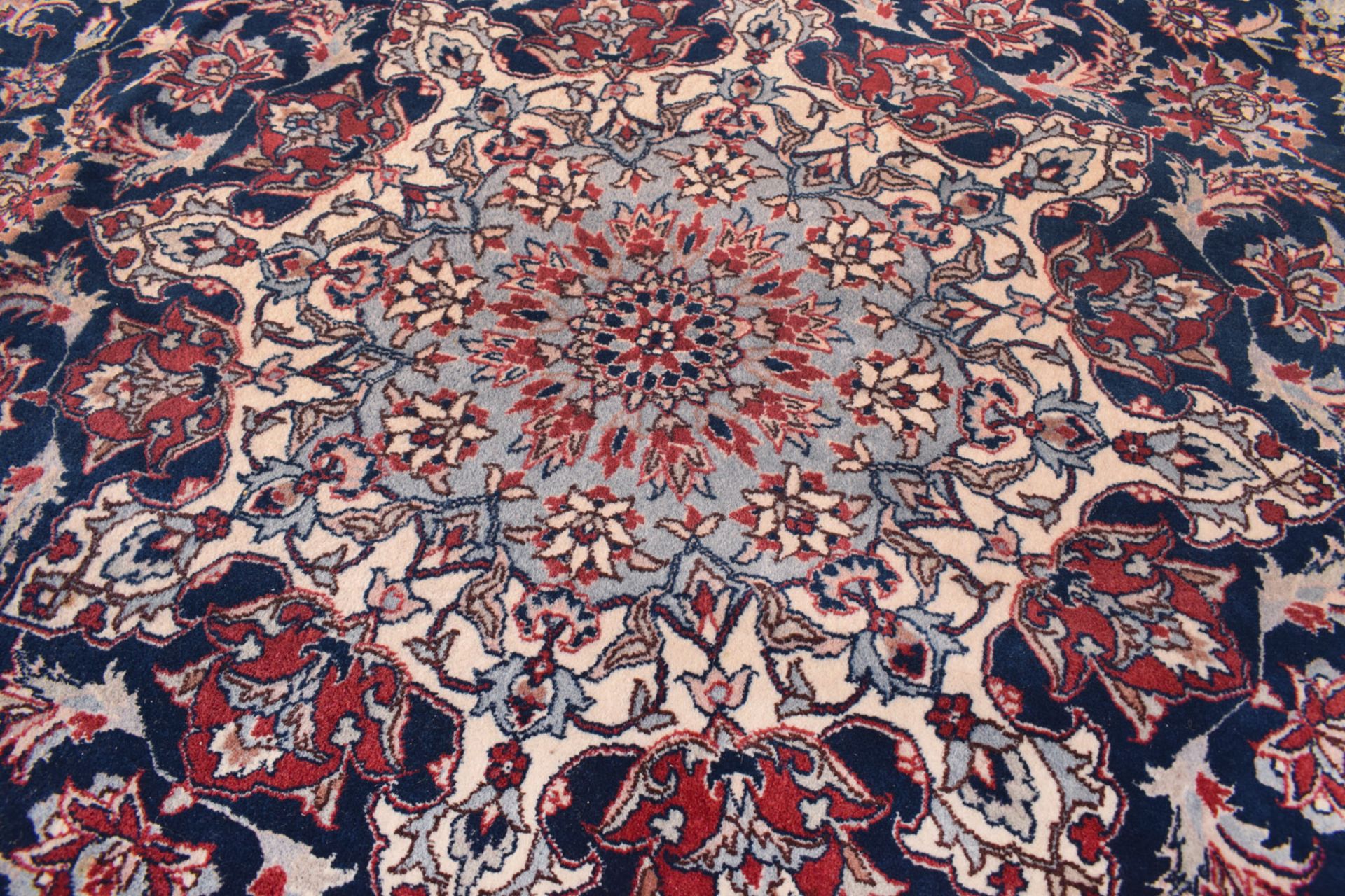 A SEMI-ANTIQUE CENTRAL MEDALLION CARPET - Image 3 of 7