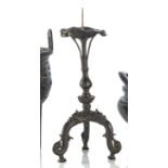 Kerzenleuchter aus Bronze auf drei ausladenden Beinen
