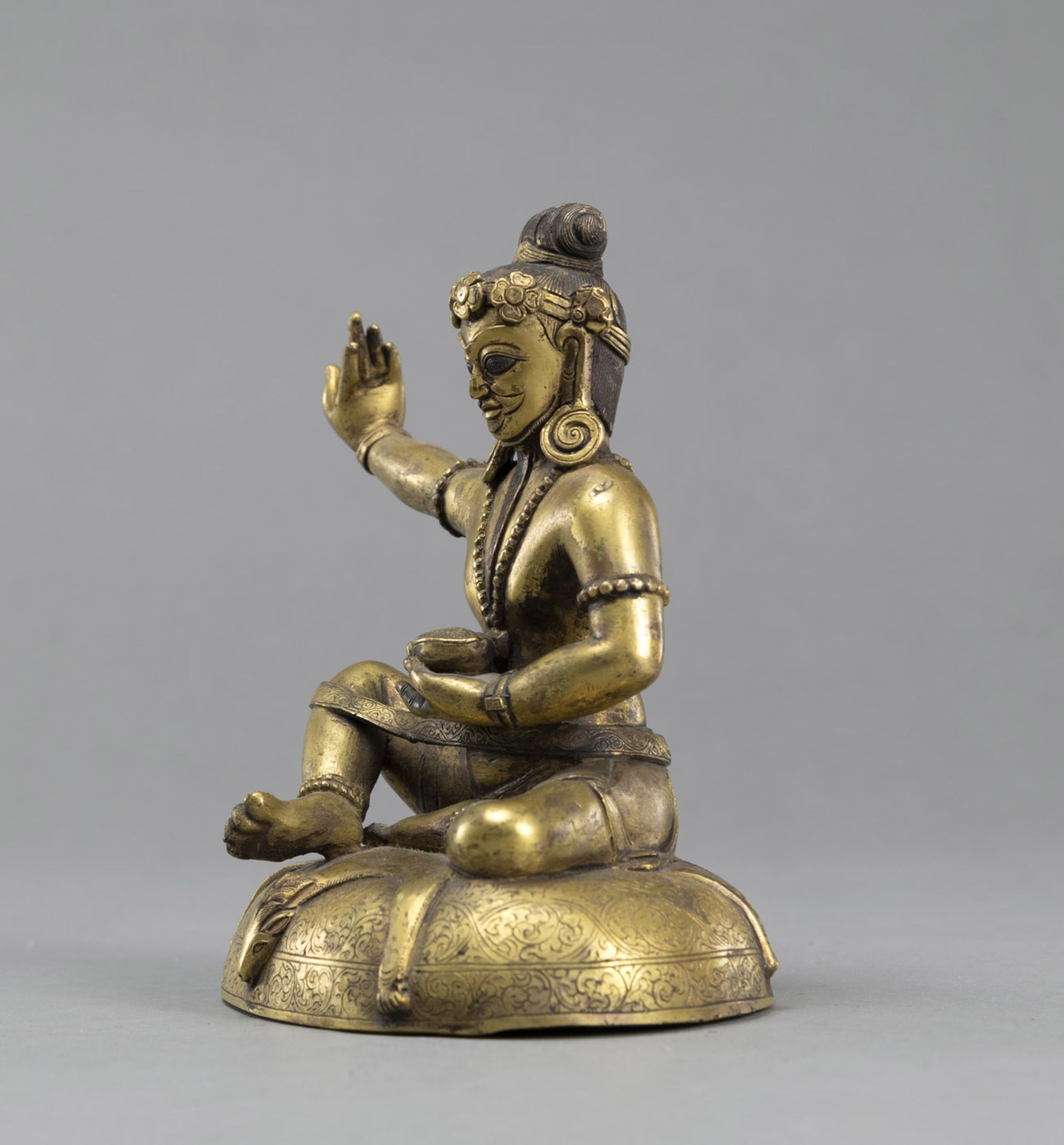 Sitzender Mahasiddha aus feuervergoldeter Bronze auf einem Sitzkissen - Bild 2 aus 4